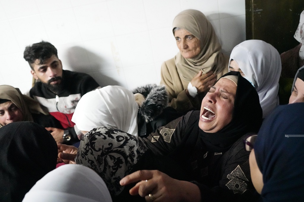 مواطنون يودعون الشهداء الذين ارتقوا برصاص الاحتلال خلال عدوانه على مدينة نابلس (تصوير: محمد منصور/وفا)